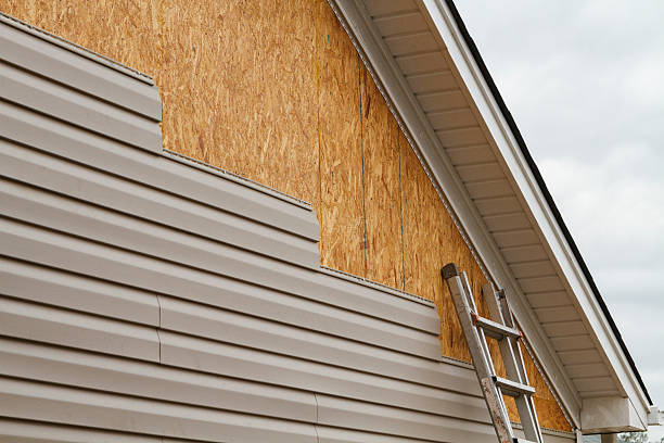 Professional Siding technician working in La Center, WA